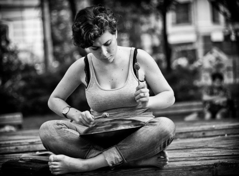 девушка, чб, портрет, жанр, улица девушка играющаяphoto preview