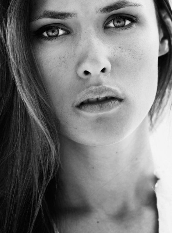 Девушка чбphoto preview