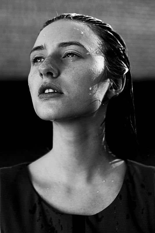 портрет, природа, девушка, модель, вода, бассейн, ч/б ***photo preview