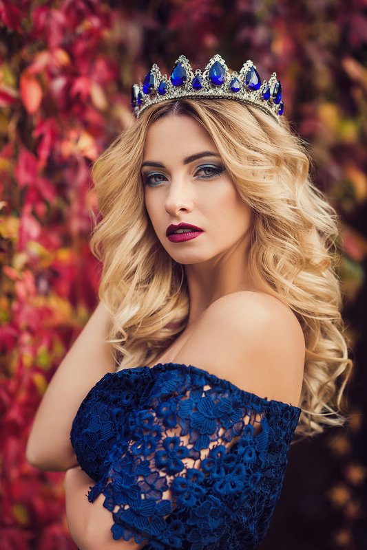девушка, портрет, украшения, корона, королева, блондинка, природа Deep bluephoto preview