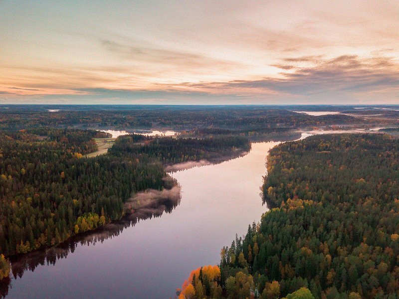Пусть пасмурный октябрь осенней дышит стужей.photo preview