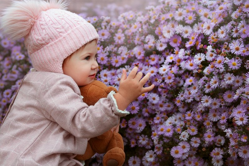 девочка, ребенок, сентябринки, осень, жук, божья коровка, детская фотосъемка Сентябринкиphoto preview