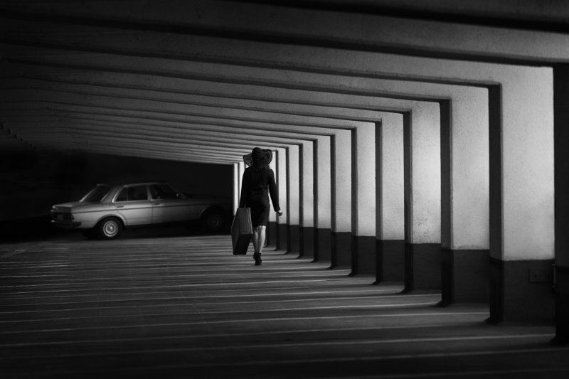 mercedes-benz,parking garage, bnw, lady, hat, car, parking time to driving homephoto preview