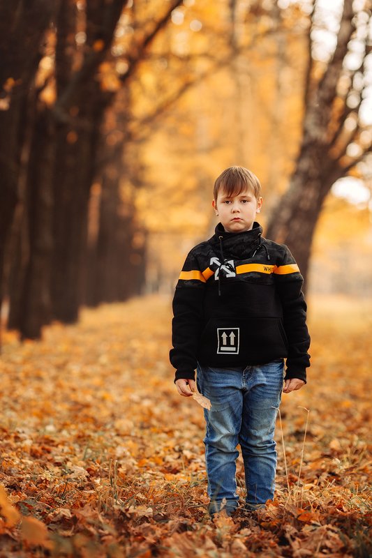 мальчик, ребенок, грусть, печаль, осень, оранжевый, желтый, парк, перспектива,  Нелюбовь к фотосессиямphoto preview