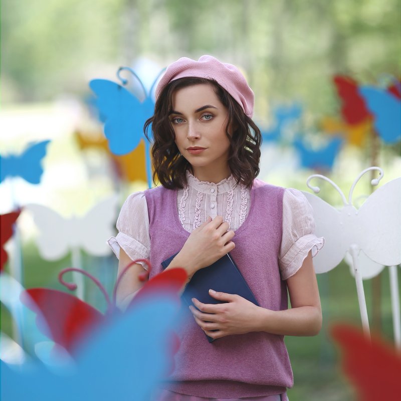 француженка, девушка с книгой, берет, девушка в берете, бабочки, синяя книга, разноцветные бабочки, в парке, летний день photo preview