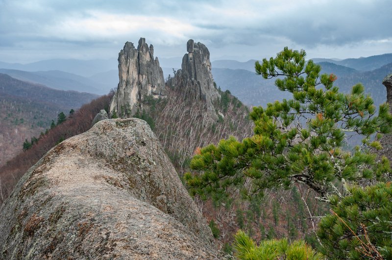 mountain, nature, rock - object, landscape, scenics, outdoors, mountain peak, forest, tree, summer, famous place, sky, valley, travel, hill, green color, beauty in nature, cliff, national landmark, mountain range Замок Драконовphoto preview