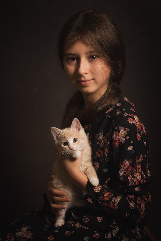 Портрет девочки с котенкомphoto preview
