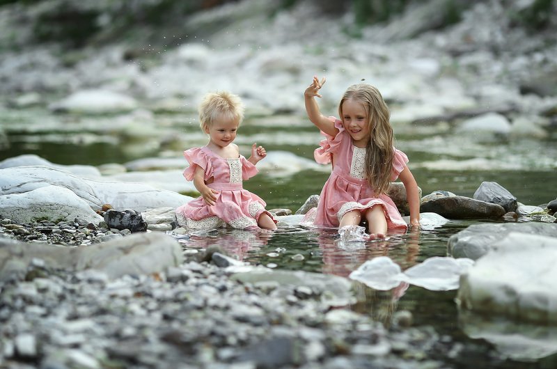 Дети На рекеphoto preview