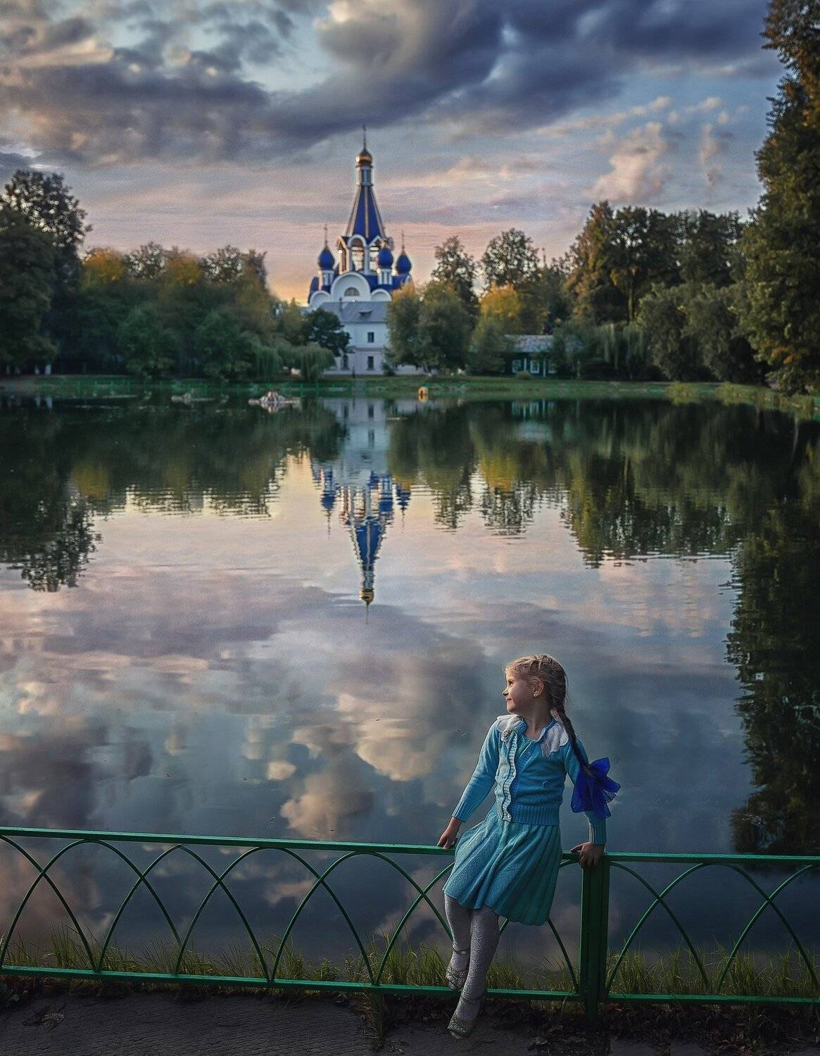 У храма. Автор: Надежда Антонова , Надежда Антонова