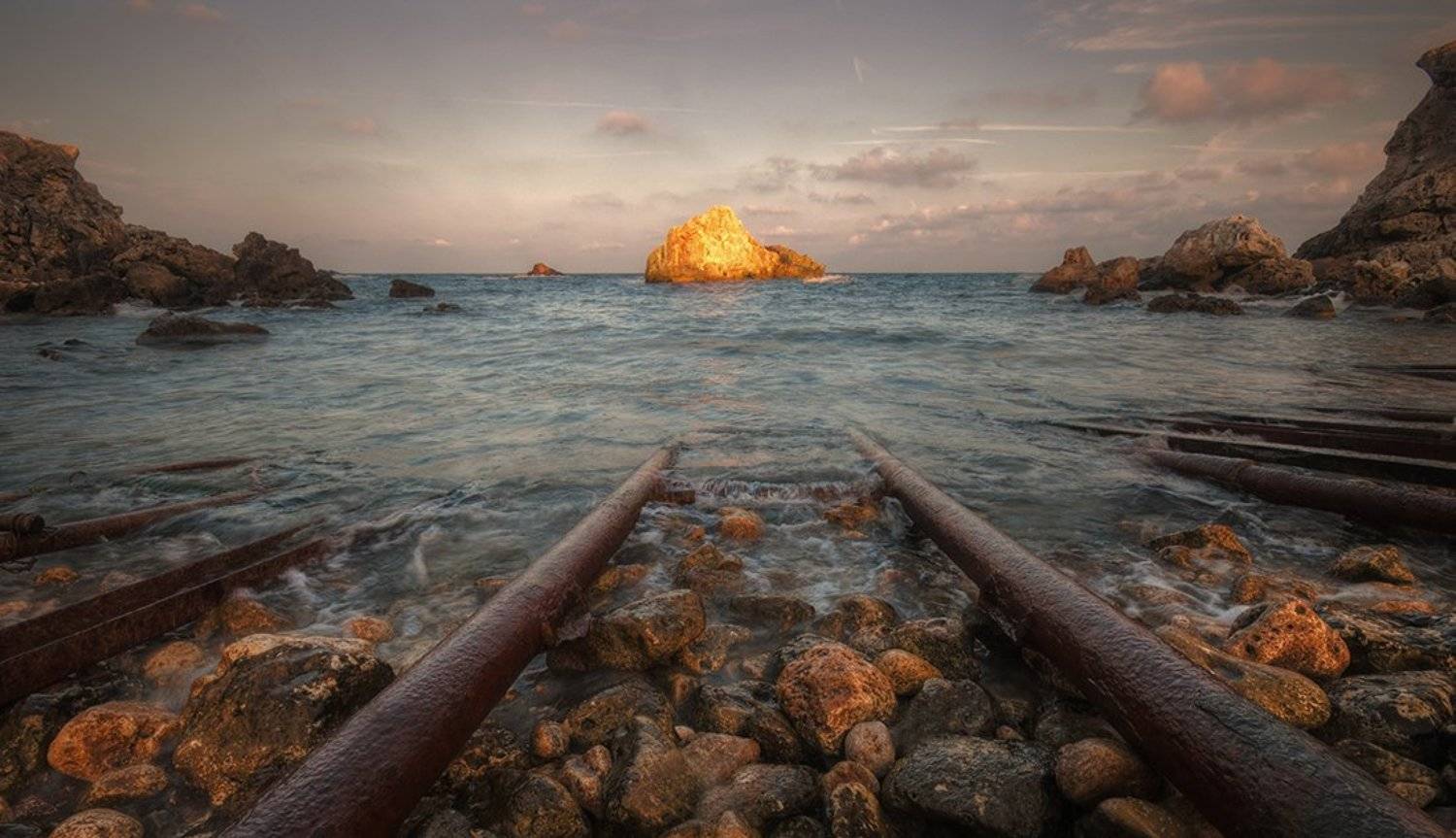 The Golden Rock. Автор: Philip Peynerdjiev , Philip Peynerdjiev