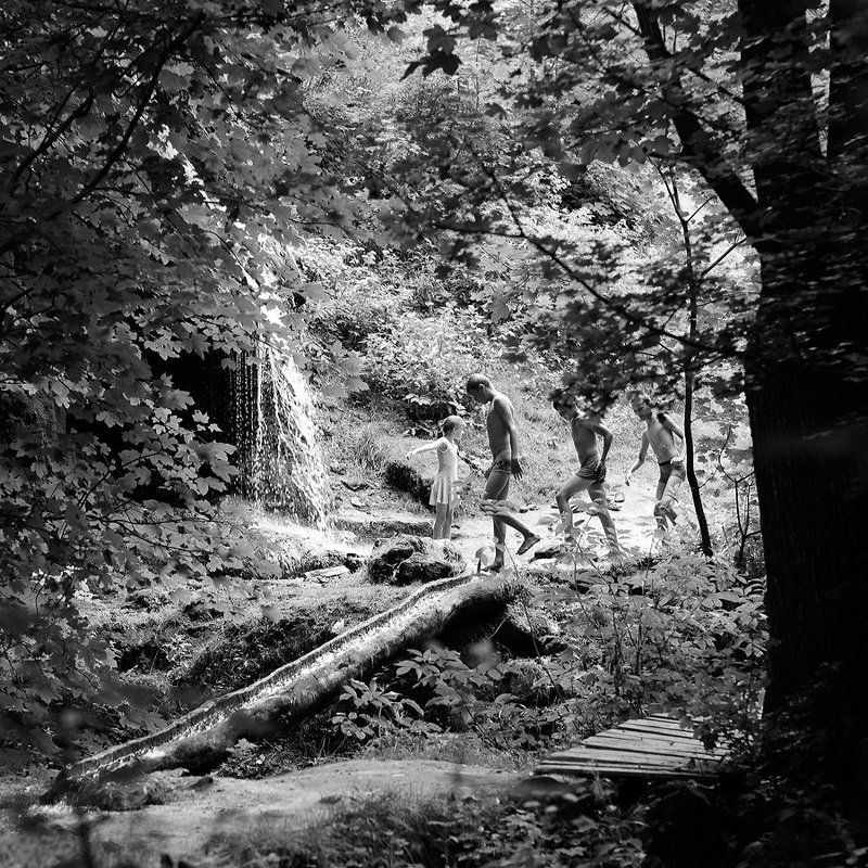 лето, жара, дети, вода У водопадаphoto preview