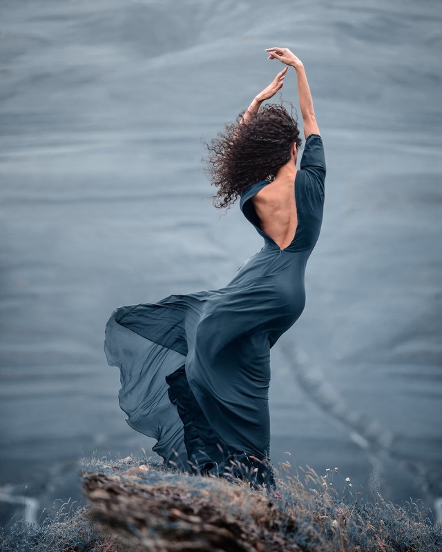 #nature #blue #girl #mountains #beauty #gorgeous #landscapes #amazing #девушка #горы #природа #пейзаж ##dress благорастворение воздуховphoto preview