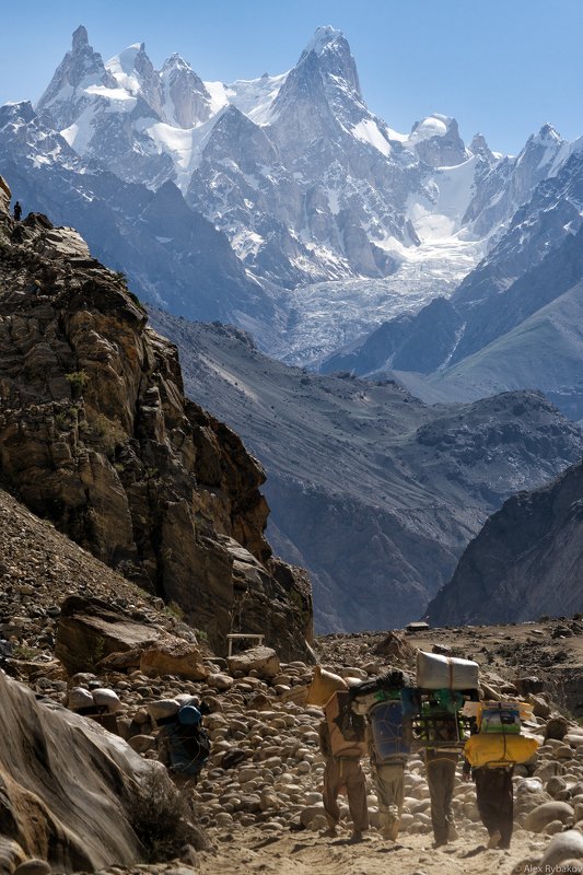 горы  Караван уходит в горыphoto preview