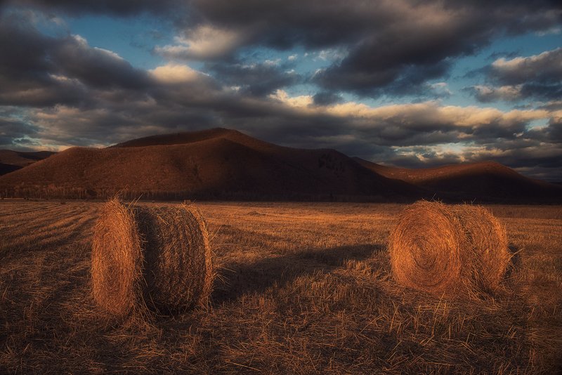 закат вечер небо облока поле сено стога горы сопки осень россия приморский край уборка ,,Осенние поля Приморья,,photo preview