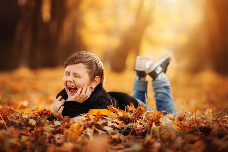 мальчик, ребенок, смех, радость, осень, оранжевый, желтый, парк, перспектива,  photo preview