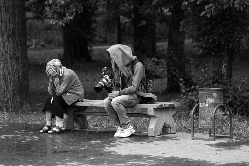 город, улица, люди в домикеphoto preview