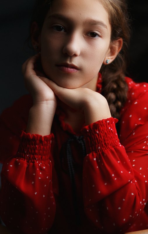 детскийпортрет красныйцвет низкийключ photo preview