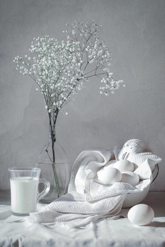 натюрморт, белый, still life Белый натюрморт с яйцами фото превью