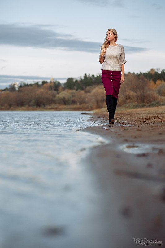 девушка, вода, прогулка, водоем, река, берег, волны, природа, небо, блондинка, губы, волосы photo preview