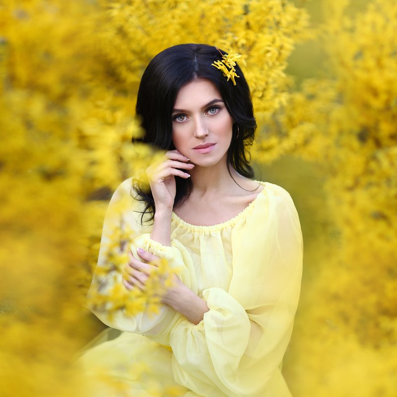 форзиция, кустарник, желтые цветы, девушка в желтом платье, брюнетка, желтый photo preview