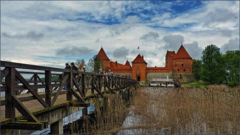 Дорога к замку на воде фото превью