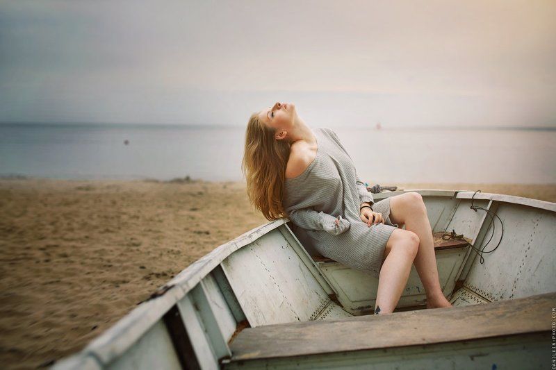 девушка, лодка, пляж, песок Лесяphoto preview