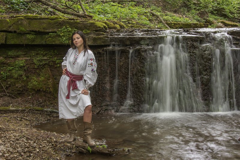 водопад, девушка, гуцулочка, вишиванка Гуцулочка у водопадаphoto preview