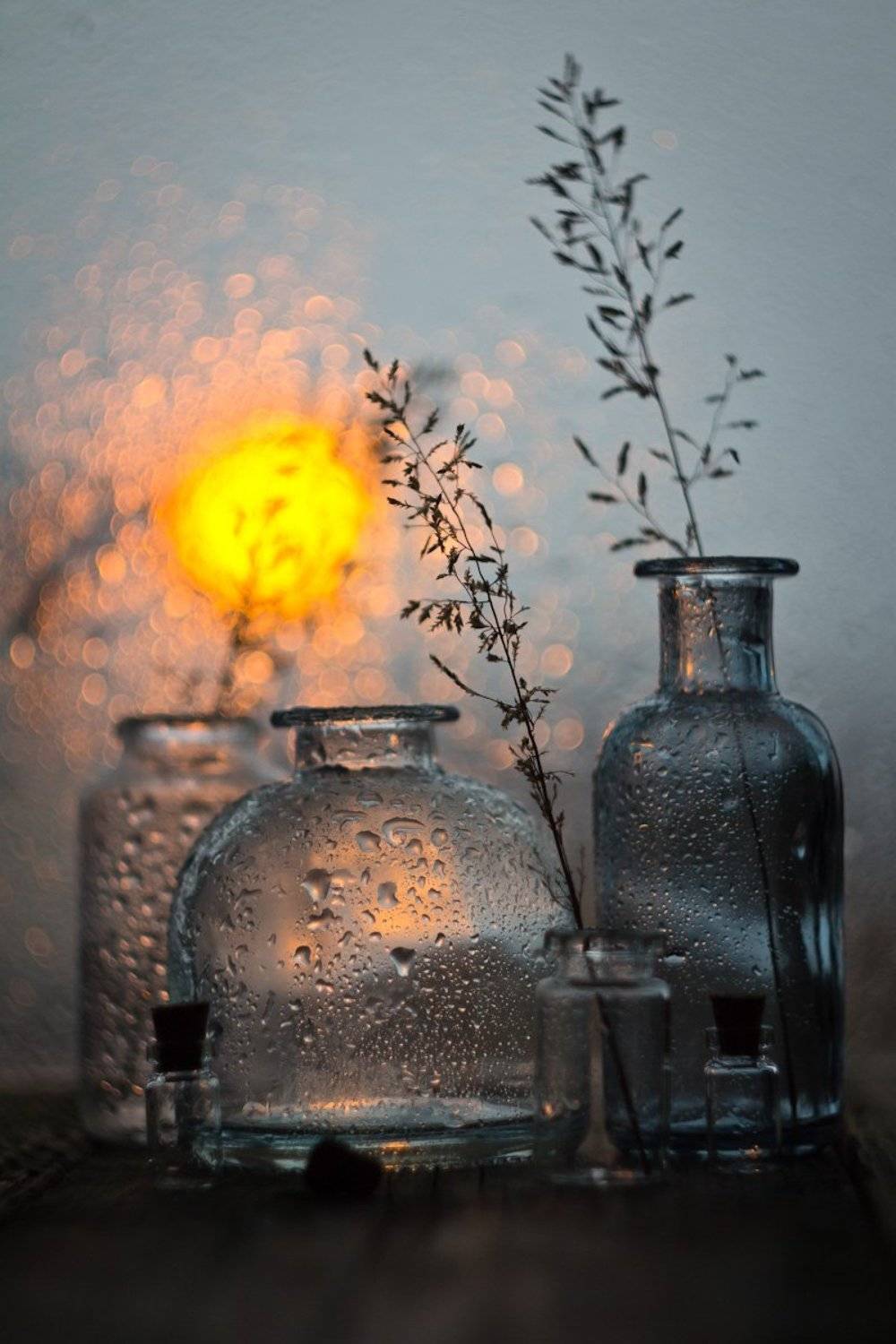 На закате. Автор: Алла Семенова трава, натюрморт, боке, прозрачный, брызги, вода, закат, солнце, бутылки, банки, стекло, красивый, лето, still life, Алла Семенова