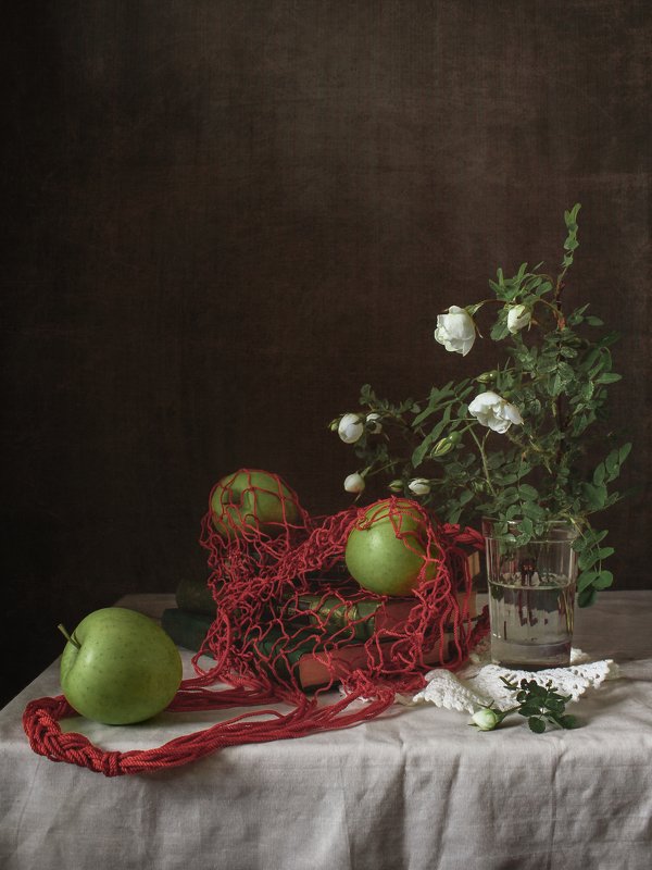 натюрморт, яблоко, авоська, зеленый Натюрморт с авоськой и яблоками фото превью