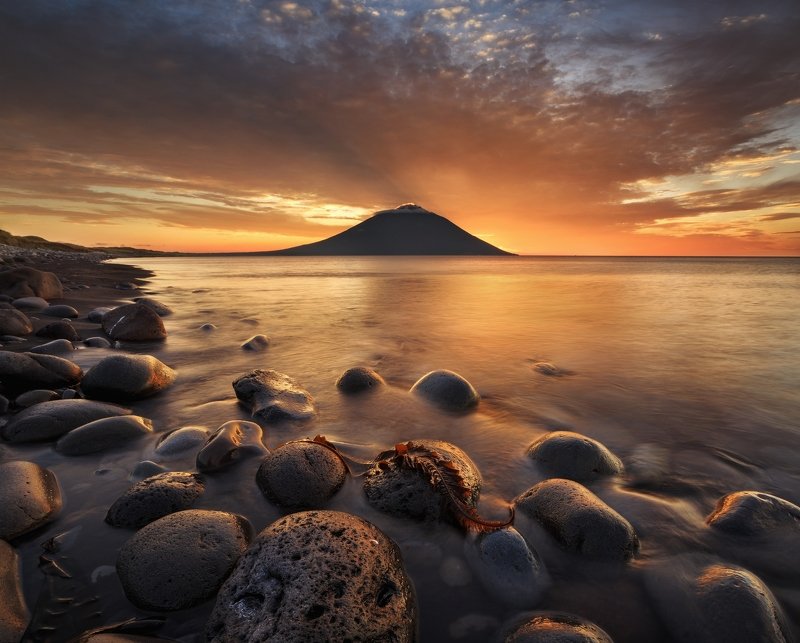 2019, россия, пейзаж, вечер, закат, море, берег, облака, камни, прибой, отражение, вулкан, итуруп, курилы, небо, атсонупури Берег Юрского периодаphoto preview