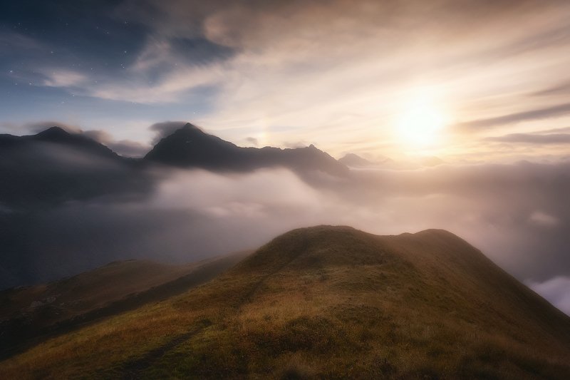 Лунный рассвет над Кавказским хребтомphoto preview