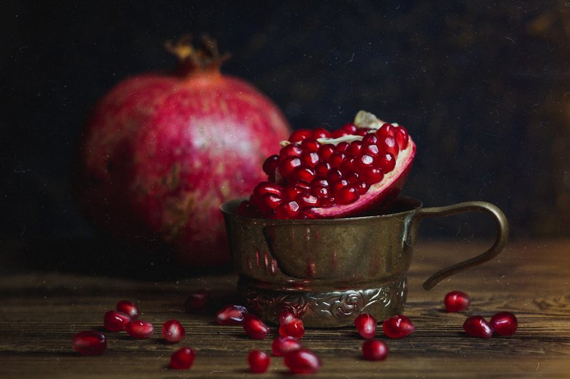 натюрморт, гранат, металл, гранатовый, красный, боке, зерна, вкусный, сок, серый, дерево, still life Натюрморт с гранатамиphoto preview
