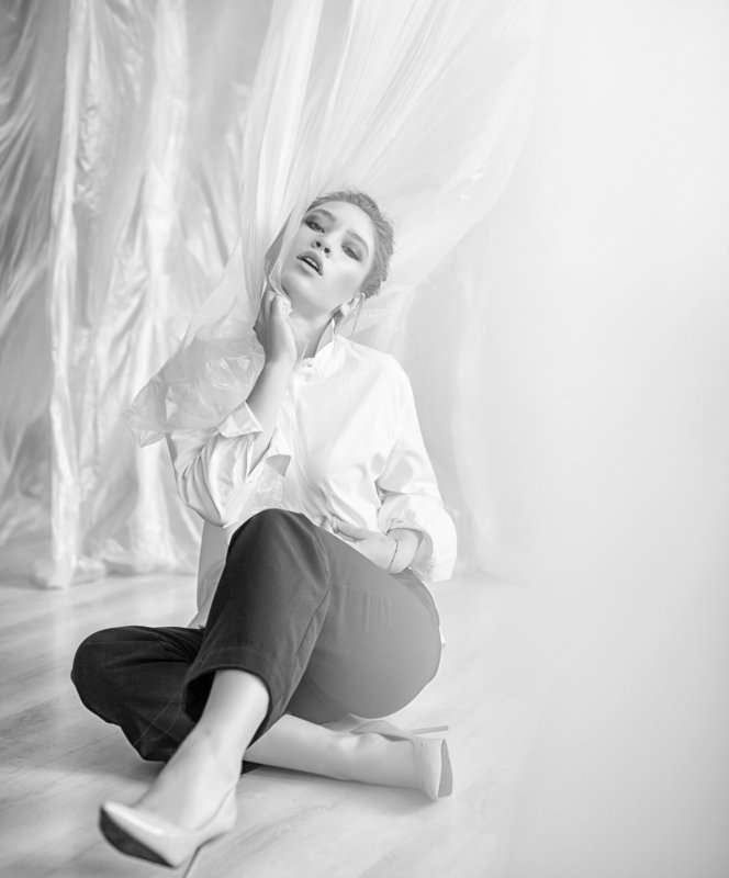 fashion, girl, model, posing, smoke, Studio, photo Studio, color, beautiful, emotion, look, modeling, fashion, bw, black, white photo preview