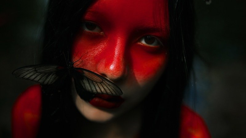 Бабочки, перерождение,  кокон, девушка в коконе, болото, фотосессия на болоте, рост личности, духовный рост, фотосессия, идеи для фотосессии, сюрреализм, сюрреалистичная фотография Rebirth (Перерождение)photo preview