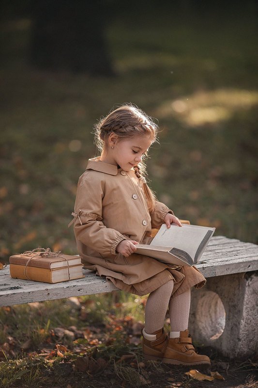 осень, парк, книги, детский фотограф, детская фотосессия Ученицаphoto preview