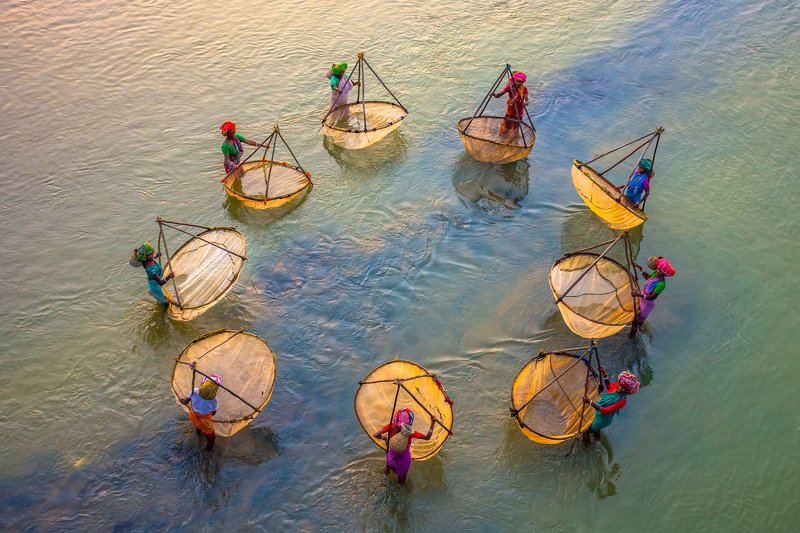 Fisher Women Catching Fishesphoto preview