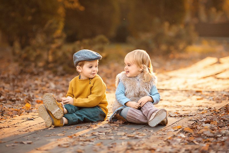 фотограф, зеркальный фотоаппарат canon mark iii, фотопрогулка, девочка и мальчик, осень, закат, дети, семейная фотосессия, детский фотограф, малыши, счастье, радость, дети на фото, детская фотография, любовь, друзья, восторг Эмилька с другомphoto preview