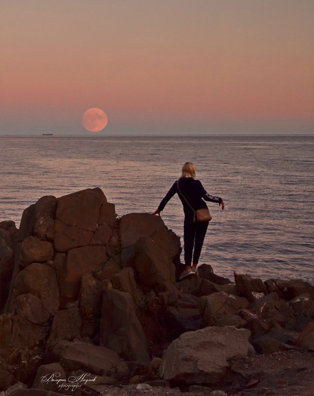 девушка, луна, шар, море, пикассо Встречаясь с Луной или Девушка с шаромphoto preview