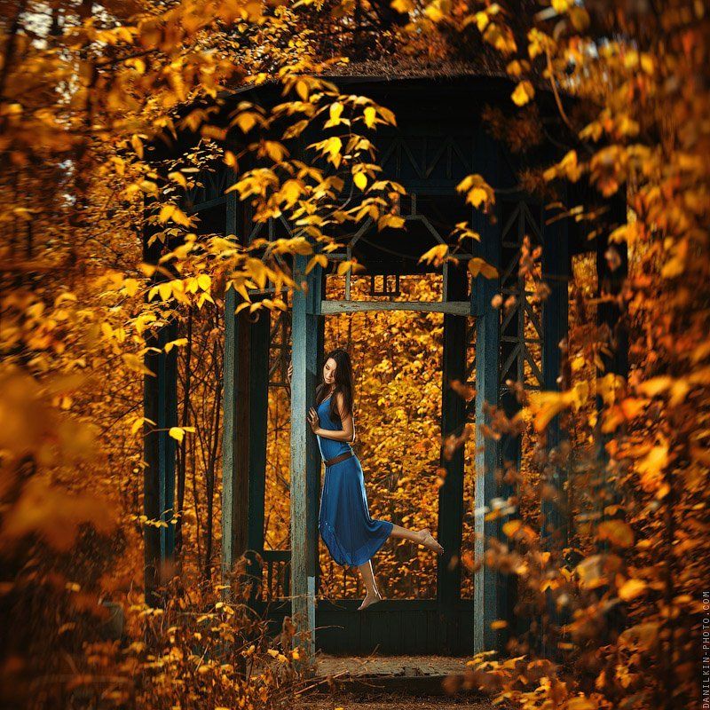 девушка, осень, ливитация, полет, беседка, стробизм Лизаphoto preview