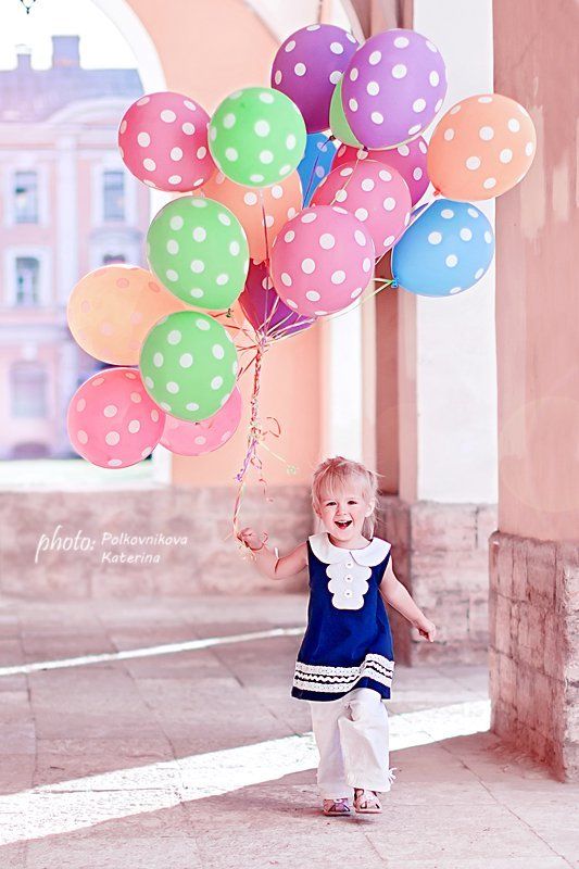 Девочка с шарикамиphoto preview