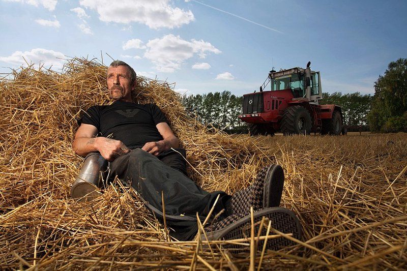 механизатор в перерывеphoto preview