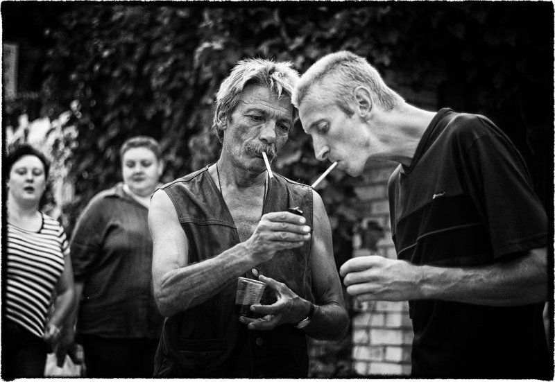 чб, улица, лето, люди, курильщики подкурить..photo preview