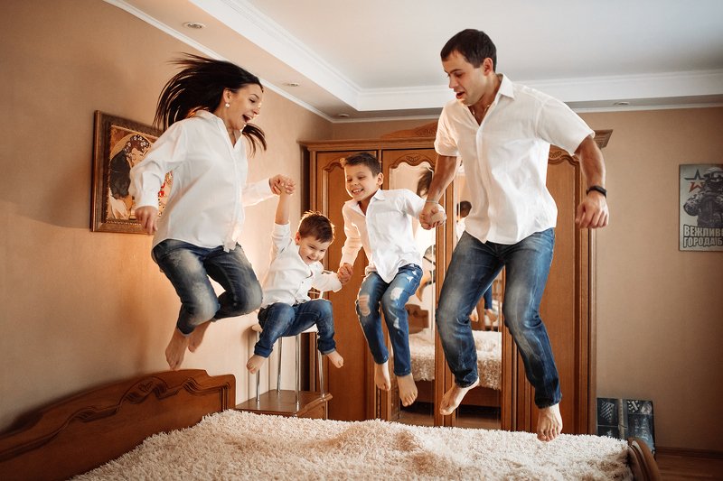 семья, любовь, сын, братья, кровать, веселье, радость, прыжок, полет, невесомость, момент, действие photo preview