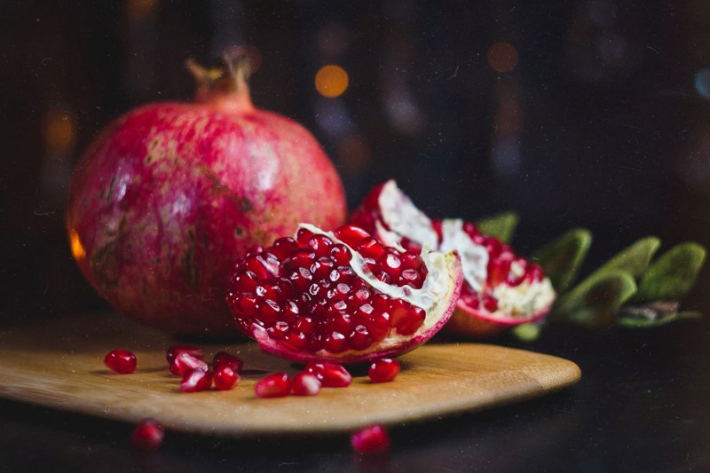 натюрморт, гранат, still life, гранатовый, красный, боке, зерна, вкусный, сок, серый, дерево, блик, листья Гранатовыйphoto preview