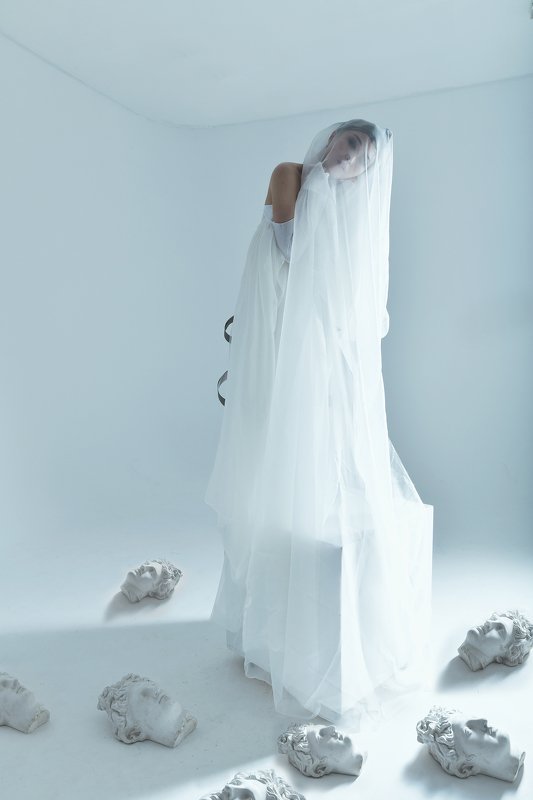 Женский портрет, яркий макияж, Космос, космическая съемка, space, surrealism, сюрреализм, сюрреалистичная фотография, идеи для фотосессии, необычные фотографии, fashion editorial, аполлон, скульптура Превосходствоphoto preview