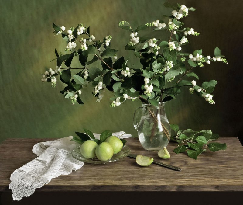 натюрморт, букет, снежноягодник, яблоки, салфетка, нож, кувшин, тарелка Снежноягодникphoto preview