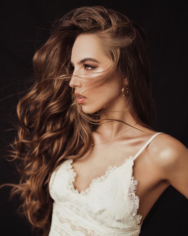 танец, девушка, фотостудия, волосы, ветер, черный фон, белая одежда Алёнаphoto preview