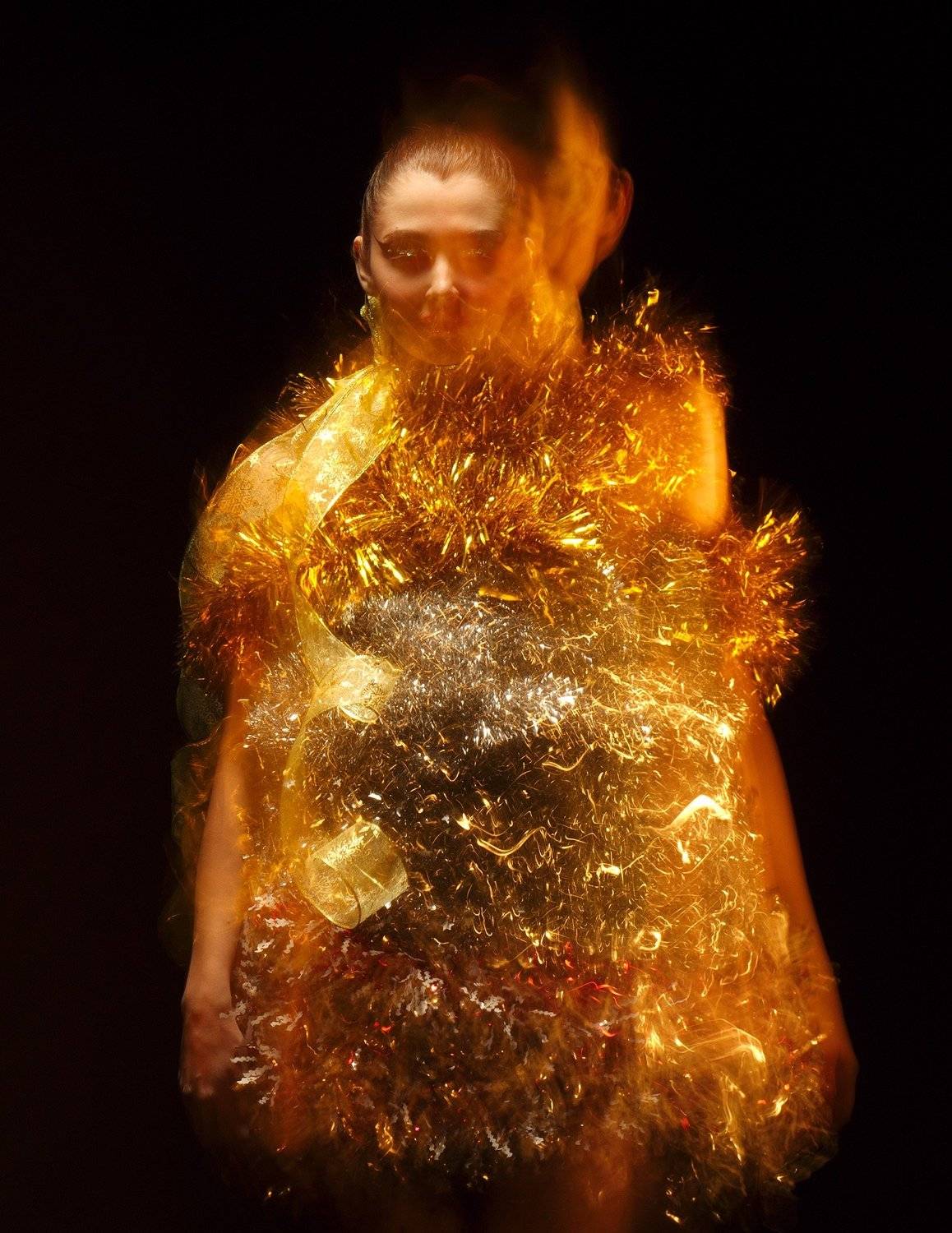 Женский портрет, яркий макияж, Космос, космическая съемка, space, surrealism, сюрреализм, сюрреалистичная фотография, идеи для фотосессии, необычные фотографии, fashion editorial, fire, gold, gold lady, gold girl, Ирина Майер