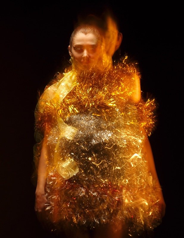 Женский портрет, яркий макияж, Космос, космическая съемка, space, surrealism, сюрреализм, сюрреалистичная фотография, идеи для фотосессии, необычные фотографии, fashion editorial, fire, gold, gold lady, gold girl Fire ladyphoto preview