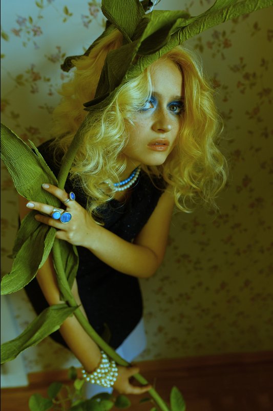 Женский портрет, яркий макияж, Космос, космическая съемка, space, surrealism, сюрреализм, сюрреалистичная фотография, идеи для фотосессии, необычные фотографии, fashion editorial photo preview